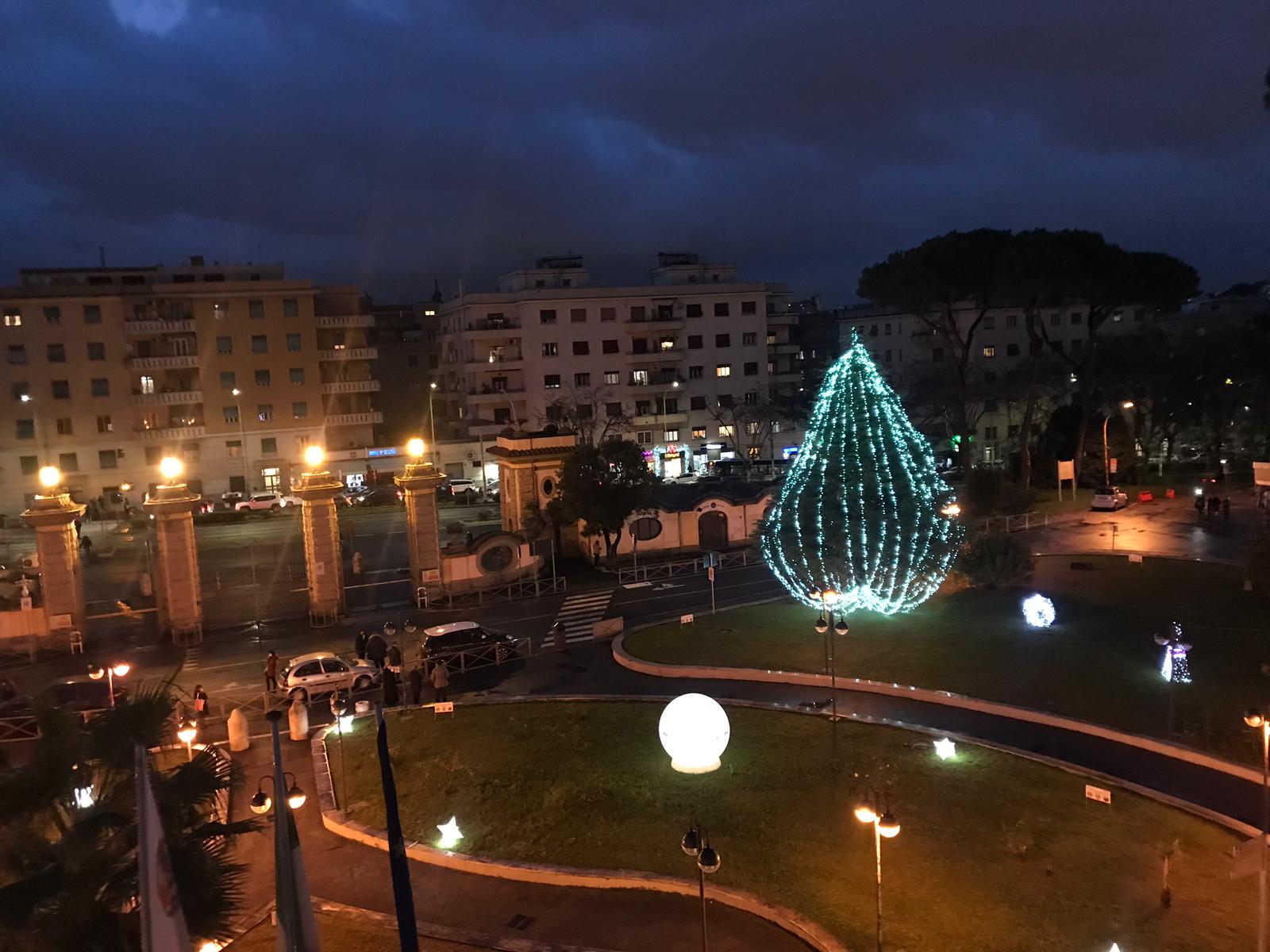 L’albero di Natale e le sfere luminose illuminano l’Ospedale San Camillo