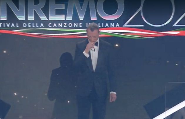 Polemica a Sanremo per il segno della Croce di Amadeus