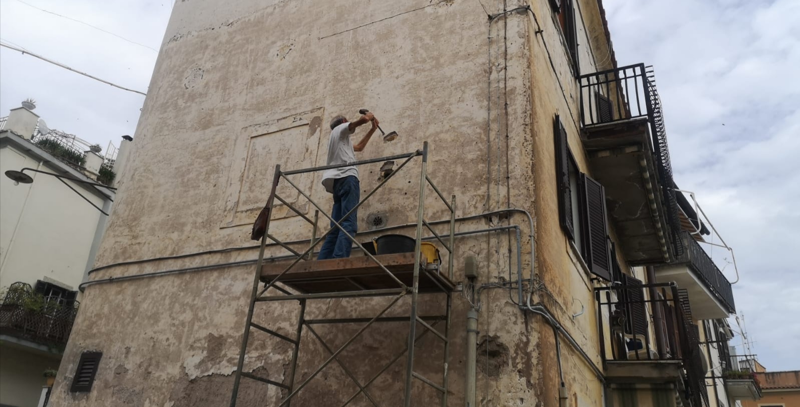 Lanuvio, recuperato uno Sciame di Api sul muro di un’abitazione