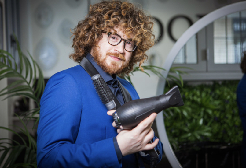 Esordio, su canale 31, dell’hair stylist dei vip