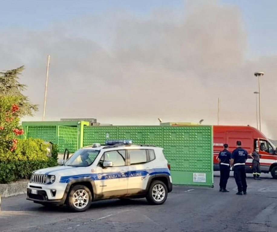 Rifiuti, incendio Malagrotta. FdI: “Gualtieri ora deve spiegarci come risolvere l’emergenza”