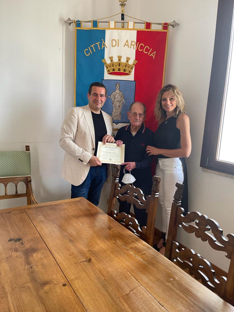 ARICCIA, TARGA DI MERITO A IVRIANO LANZI STORICO COMMERCIANTE DEL CENTRO