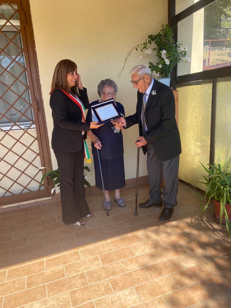 Lanuvio, festeggiano 70 anni di matrimonio, il Comune li celebra con una targa