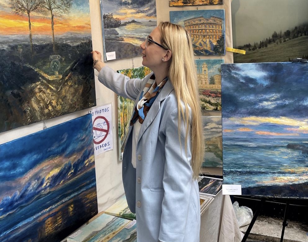 Nemi, la pittrice Iryna Zyza alla Biennale Internazionale d’Arte dei Castelli Romani