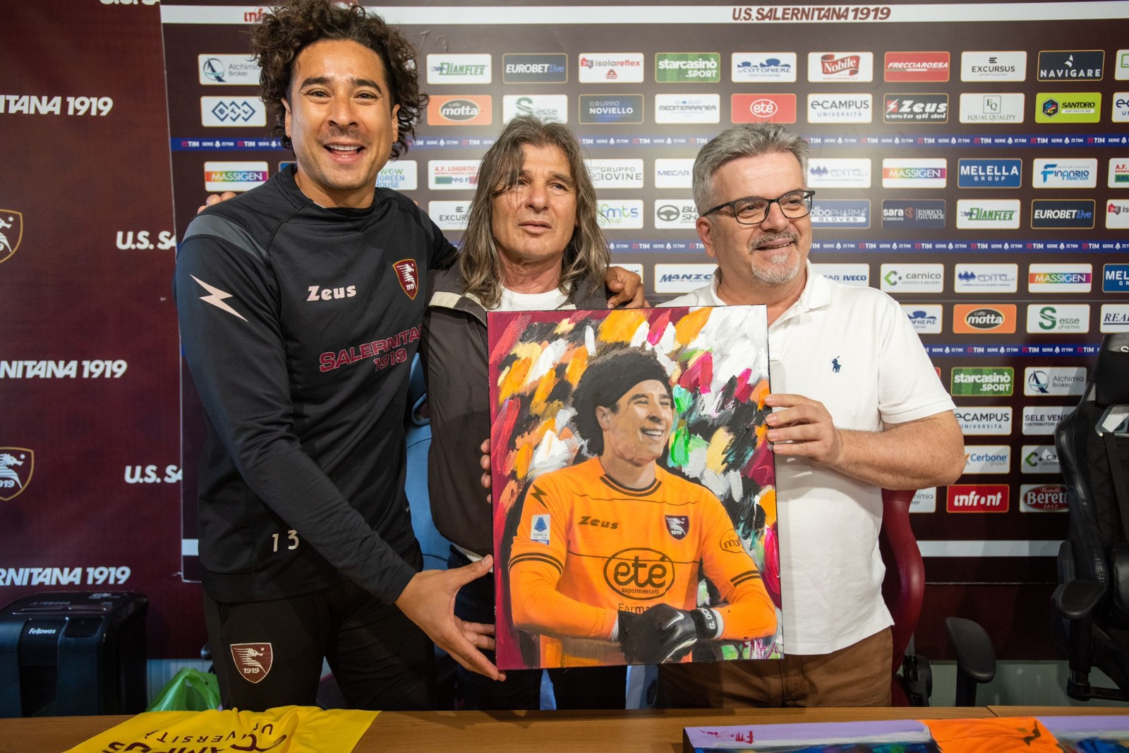 IL PITTORE MANGONE CONSEGNA IL RITRATTO AL PORTIERE DELLA SALERNITANA GUILLERMO “MEMO” OCHOA