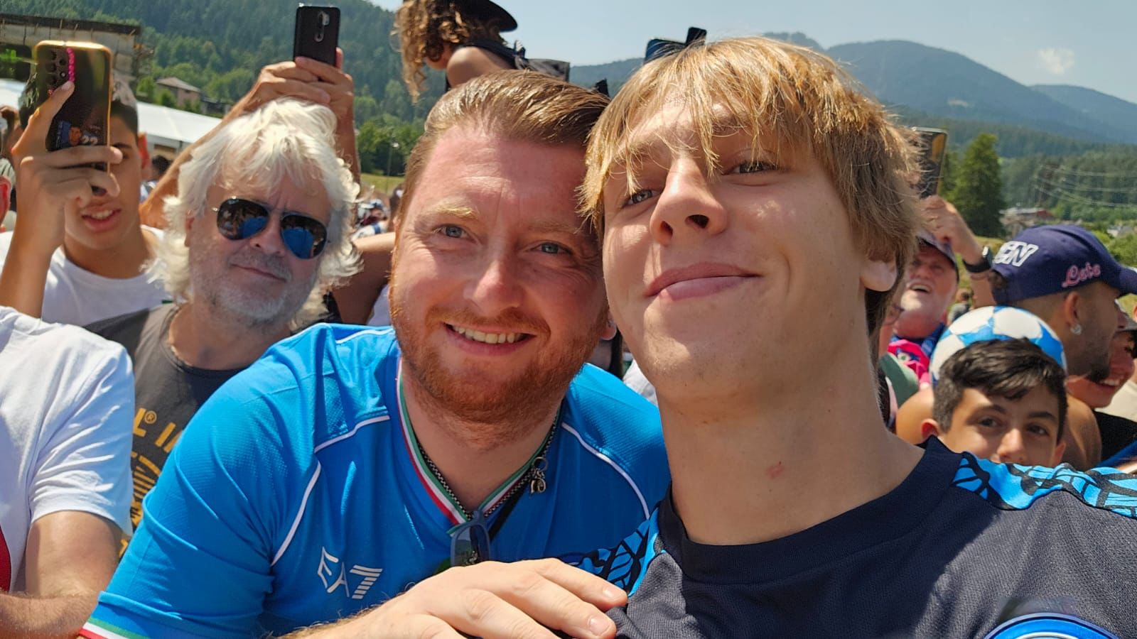 Campioni d’Italia abbracciano il Campione del mondo: Luca Rallo a Dimaro