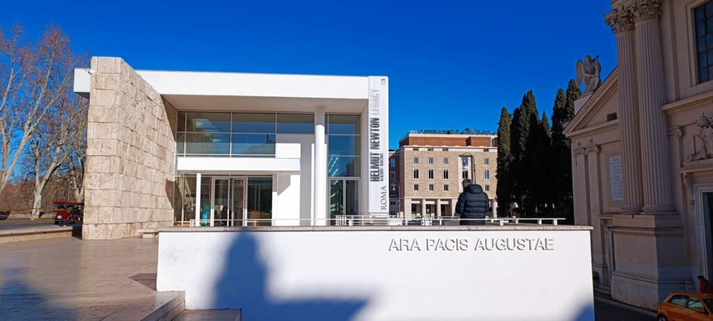 Eleganti, provocatorie e rivoluzionarie: le donne di Helmut Newton in mostra all’Ara Pacis di Roma fino al 10 marzo