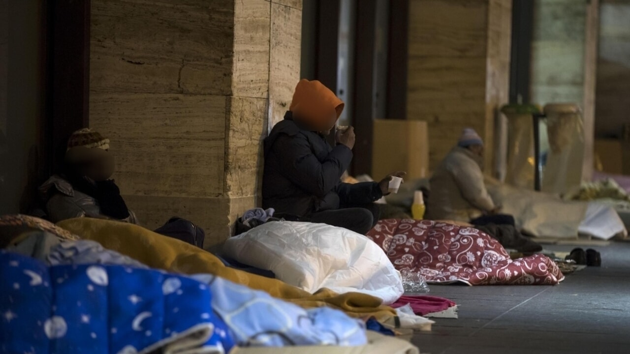 “A Braccia Aperte”, fino al 31 gennaio solidarietà per i fissa dimora e persone fragili con raccolta di coperte e vestiario