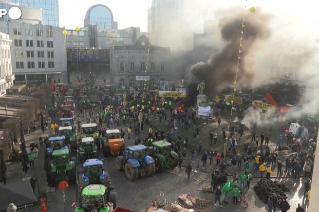 Agricoltori, non si ferma la protesta: a Bruxelles anche tanti italiani