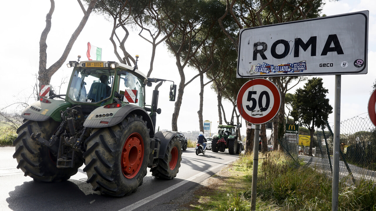 Centinaia di trattori invadono Roma, la protesta cammina lenta su via Nomentana e via Cassia: chiuse diverse strade