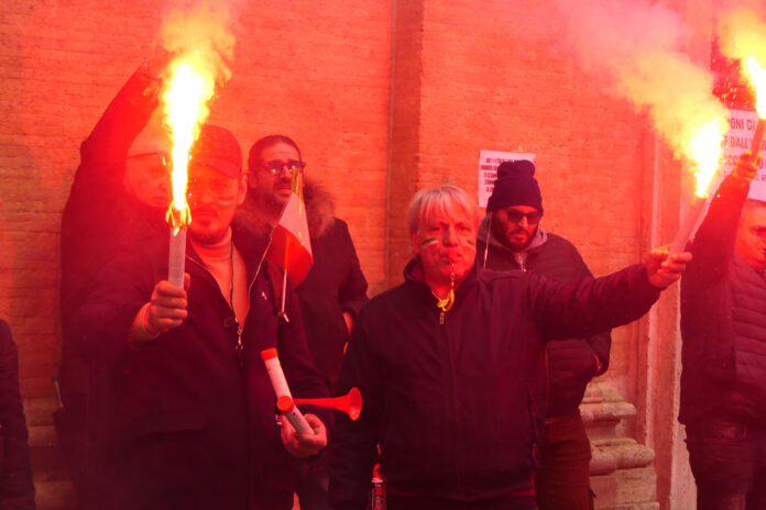 Tra fumogeni e slogan la protesta degli Ncc a Roma: “Stop ai decreti del governo”