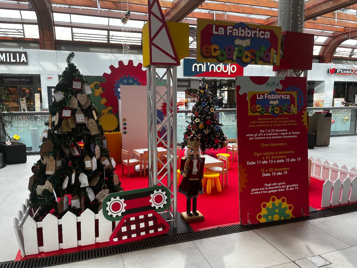 Arriva Babbo Natale green nella fabbrica degli eco giocattoli: al centro Aura per un Natale sostenibile e tanto divertimento con eventi e pista del ghiaccio