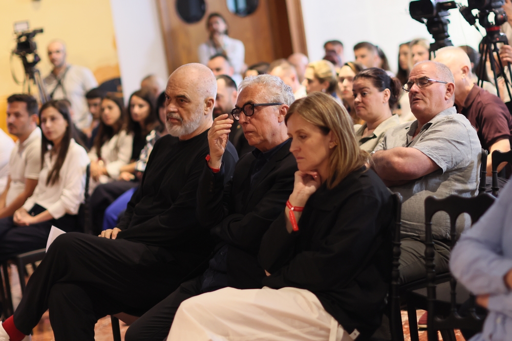 Presentato a Tirana il libro sul Bosco Verticale con Rama e l’architetto Boeri Presentato a Tirana il libro sul Bosco Verticale con Rama e l’architetto Boeri